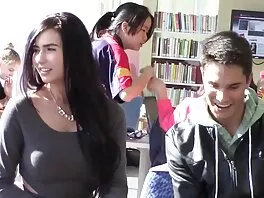 Փոքրիկ պոռնոաստղ Julուլիետ Մարտը տղամարդուն ստիպում է նրան ծիծաղել