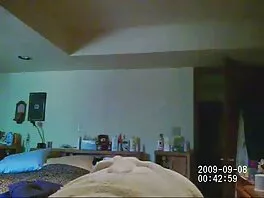Titty-flashing MILF- ը վերցնում է մի երիտասարդ կախովի տղամարդու, ով պետք է ծիծաղի